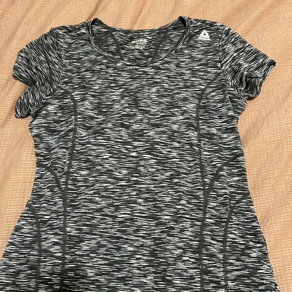 💰5/$10 Reebok athletic tee